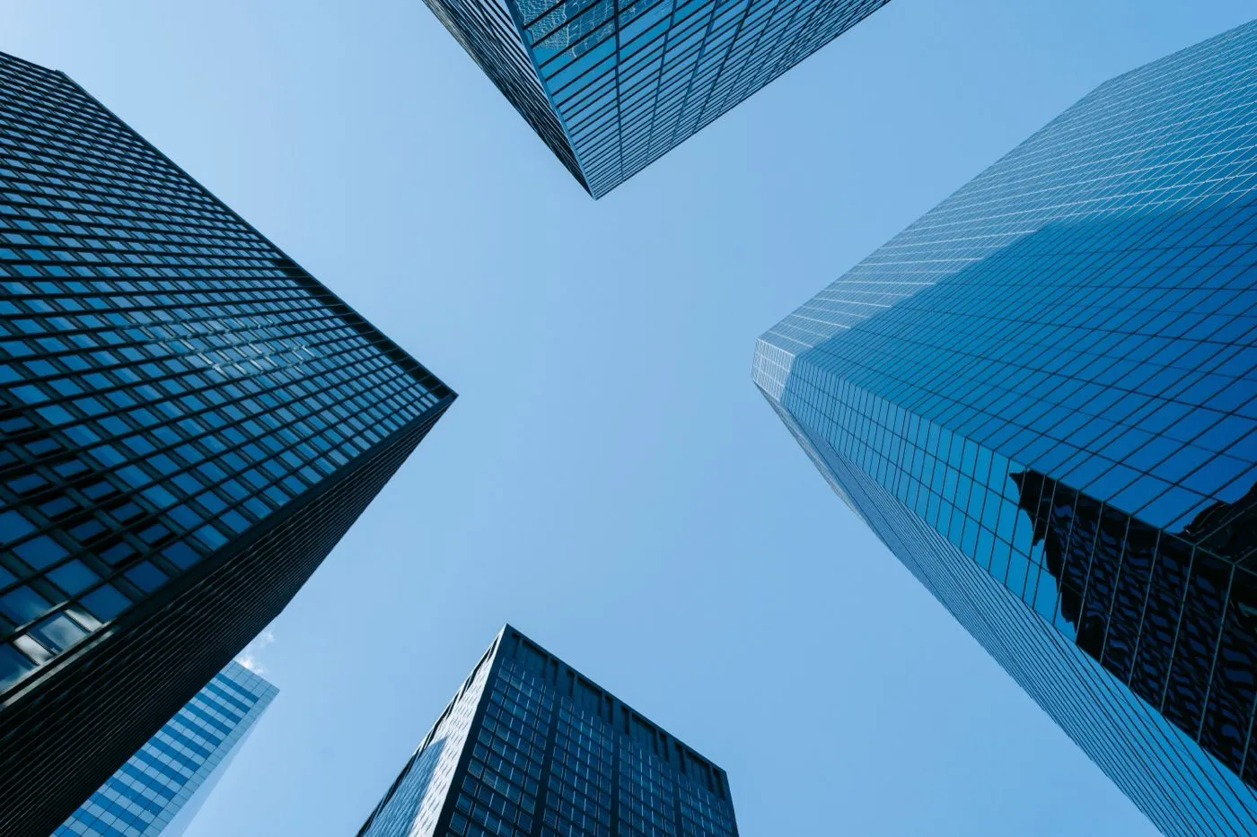 Edificios de oficinas de vidrio vistos desde abajo, contra el cielo