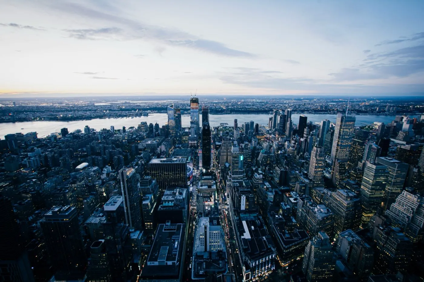 Vista aérea de una ciudad al atardecer