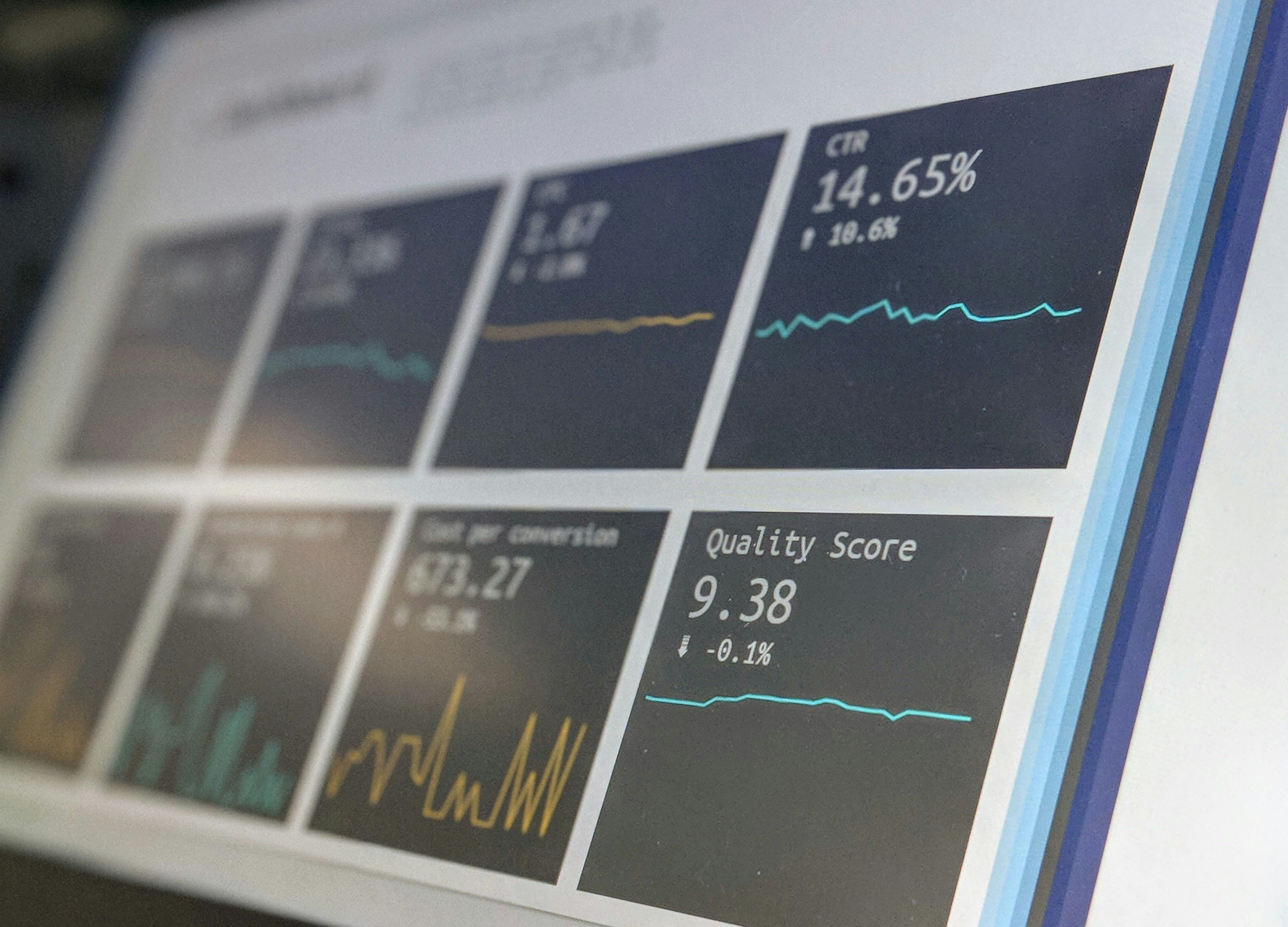 Equipo revisando un panel de datos de inversión en una plataforma digital